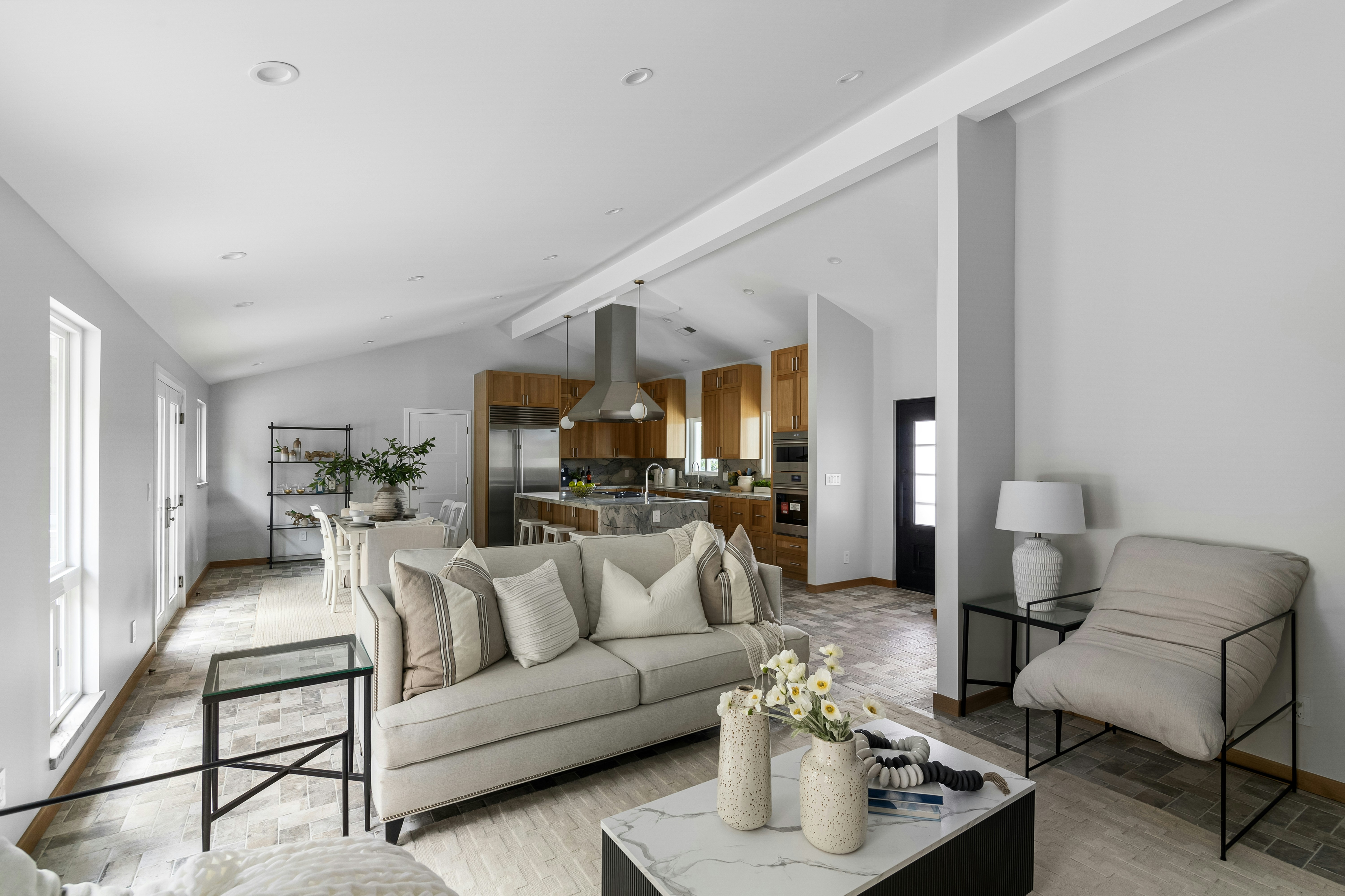 Livique Premium Furniture Slide 3